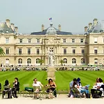 Cosy Studio Saint Michel Central Paris.